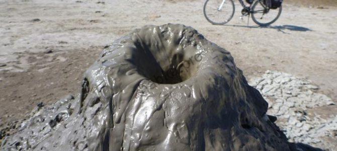 На околиці села Колінківці Чернівецької області постійно діє грязьовий вулкан На околиці села Колінківці Чернівецької області постійно діє грязьовий вулкан